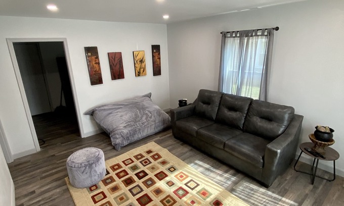 Birmingham Casa | Serene & Modern | 5★ Location, ♛Queen Bed, Parking