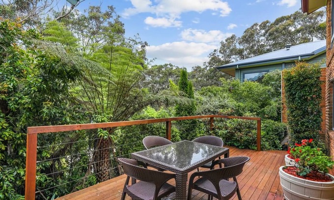 Wentworth Falls Casa | Serene Mountain Haven with Scenic Balcony Garden