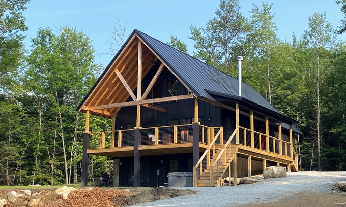 Sunday River Area Cabina | Chic cabin 5BR+Loft with mountains views and hot tub, mins to Sunday River!