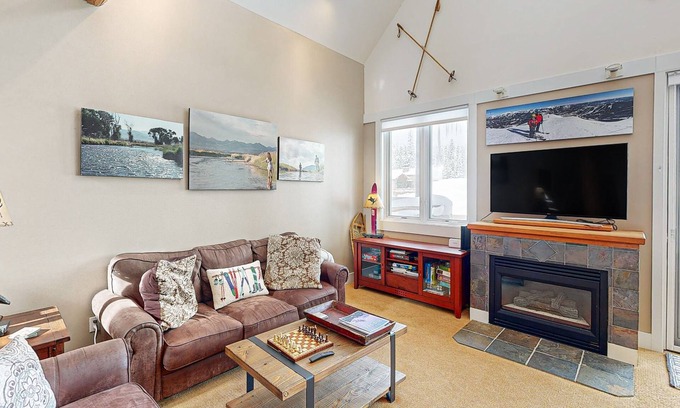 Saddle Ridge Condominio | Serene mountain-view condo with skiing, washer/dryer, gas grill, & patio