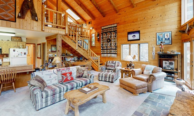 Almont Cabina | Serene mountainside cabin, with washer/dryer - near skiing