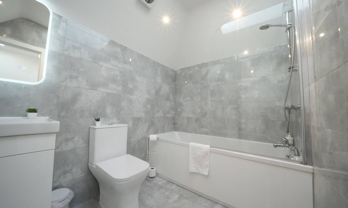 Stanwell Apartamento | Serene Oasis 5mins from Heathrow Airport - Free Parking