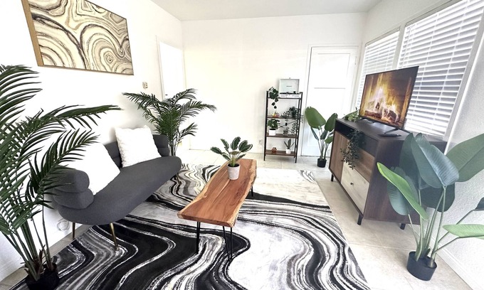 Bellflower Apartamento | Serene Oasis near Disney & LA