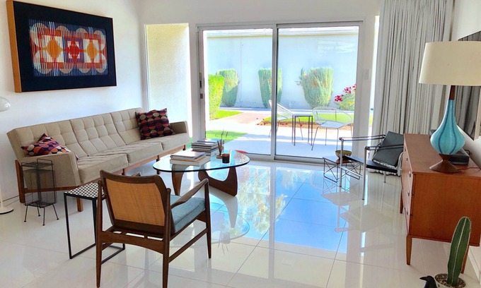 Araby Commons Condominio | Sereno y tranquilo retiro de mediados de siglo rodeado de montañas y cerca de todo