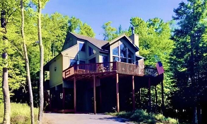 Davis Casa | Serene Pet Friendly Cabin w/ Resort Perks in Heart of WV Hike/Fish/Bike/Ski
