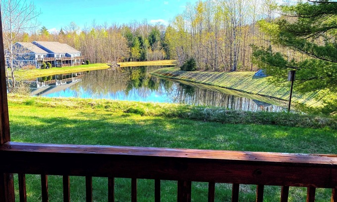 Lincoln Condominio | Serene pond views from this charming 2-bed White Mountains condo