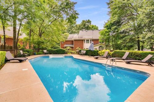 Conyers Casa | Serene Poolside Oasis 5 BR Office Luxe Amenities