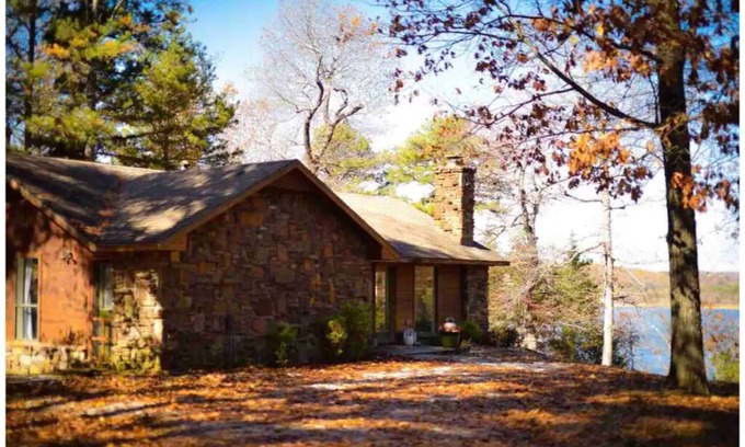 Lowell Cabaña | Serene & Private Lakefront Cabin- Beaver Lake Northwest Arkansas