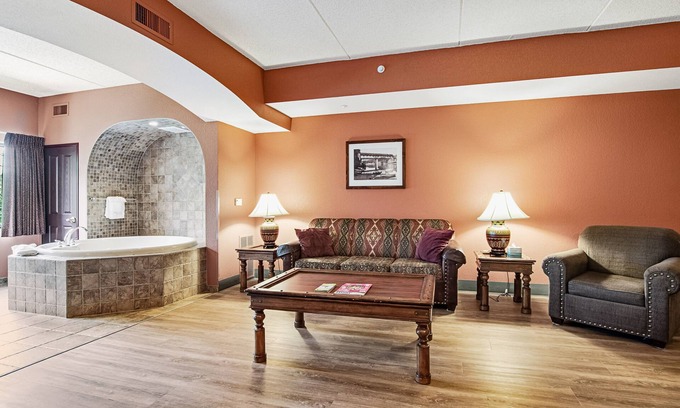 Wisconsin Dells Apartamento | Serene river-view condo with in-room jetted tub & two fireplaces