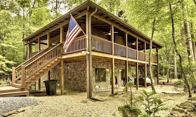 Ellijay Cabina | Riverfront Log Cabin en 1. 5 acres, bañera de hidromasaje, mesa de billar, ping-pong, dardos y tubos