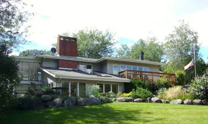 Ames Otro | Serene rural accommodations minutes away from Ames and Iowa State University