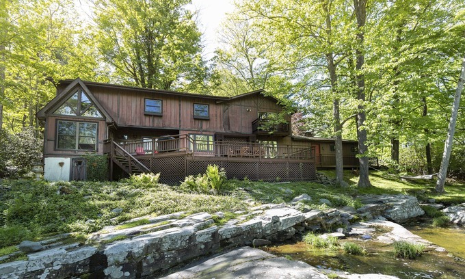 Cresco Casa | ¡Nuevo! 4BR Serene Mountain Cabin w / Creek Views!