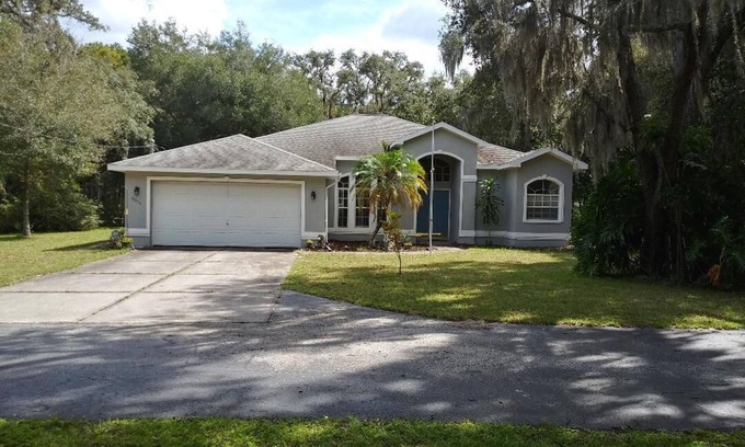 Port Richey Casa | Serene Scene Country Living Home under the Oaks and Azaleas