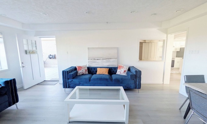 Cordova Bay Casa | Serene Seaside Getaway | Large 2BR Oceanview Suite – Ground Floor