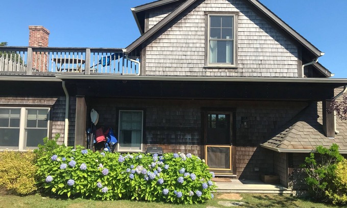 Aquinnah Casa | Cottage de ladera amigable. Playa privada y acceso al estanque. Kayaks y bicicletas también.