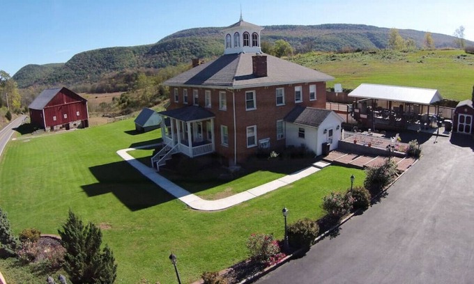 Tyrone Casa | Serene Sinking Valley Retreat--Main House