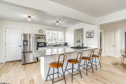 South Haven Casa | Serene South Haven Retreat with Deck 1 Mi to Dtwn!