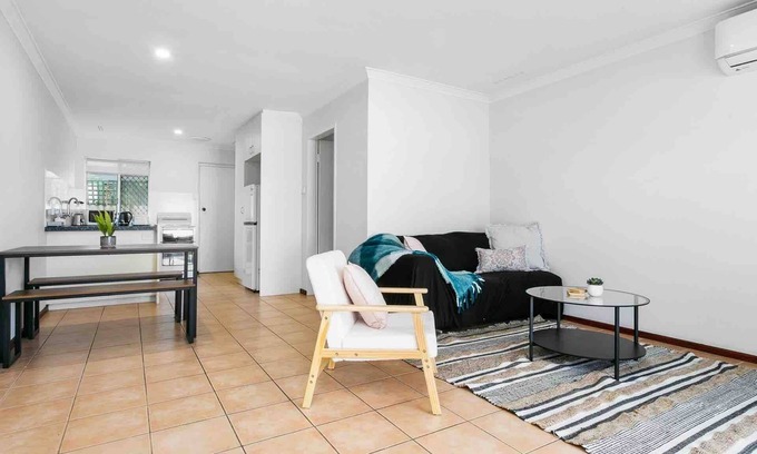 Bicton Apartamento | Serene Stay: 2BR, Sleeps 4, River & Beach Close