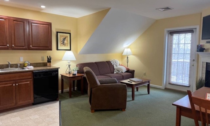 Francestown Casa | Serene Stay | Hiking, Biking & Relaxation Unit 4B