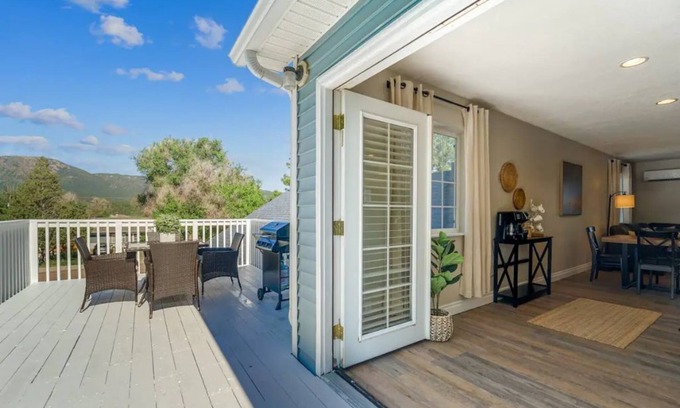 Monument Apartamento | Serene Stay w/ Mountain Views in Downtown Monument