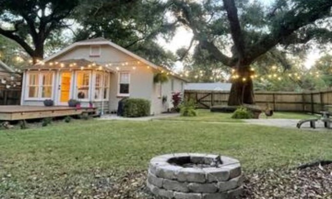 East Pensacola Heights Casa | Serene & Stylish Private Cottage Near Beach, Downtown, and Local Eats. 2bed/1ba
