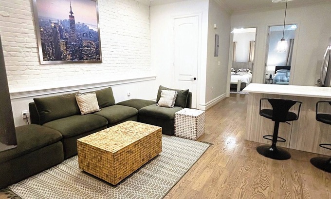 Bushwick Apartamento | Serene Sunny Spacious 3-bedroom apartment with – Near Subway, Shops & Dining