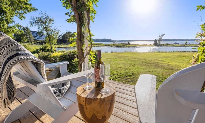 Hillsmere Casa | Serene Sunsets at Historic Waterfront Home