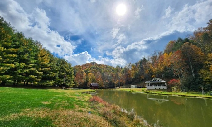 Hampton Cabina | Serene TN mountain getaway nestled on 17 private acres of majestic Appalachian Mountains.