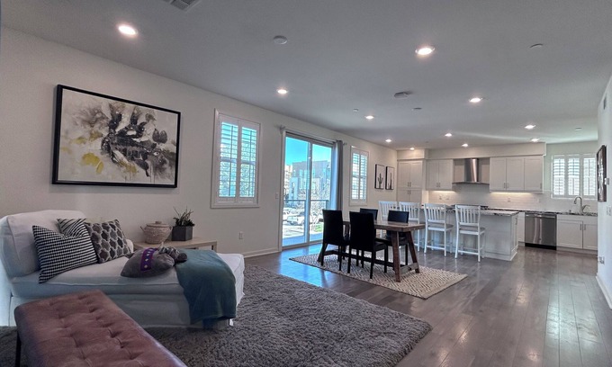 Irvine Casa | Serene Townhome at The Pools / 3b3.5b 3 Balconies with WiFi, AC in lovely Irvine