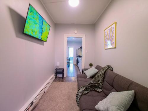 The Heights Apartamento | Serene Two-Bedroom Retreat - close to NYC