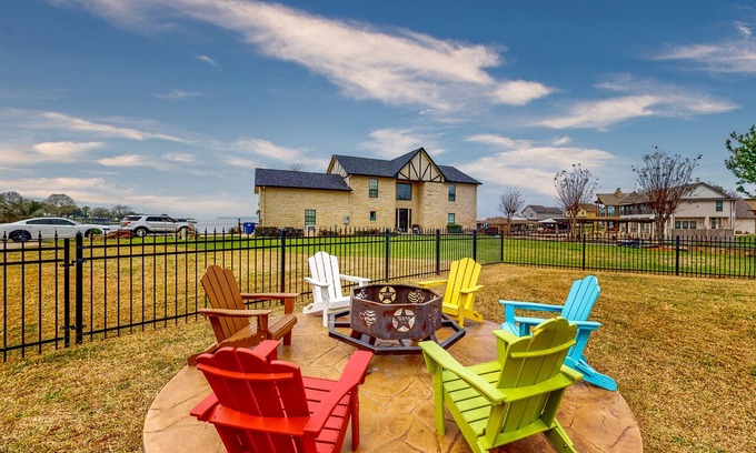 West Livingston Casa | Serene, updated lakefront retreat with fenced yard