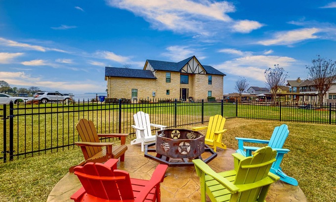 West Livingston Casa | Serene, updated lakefront retreat with fenced yard
