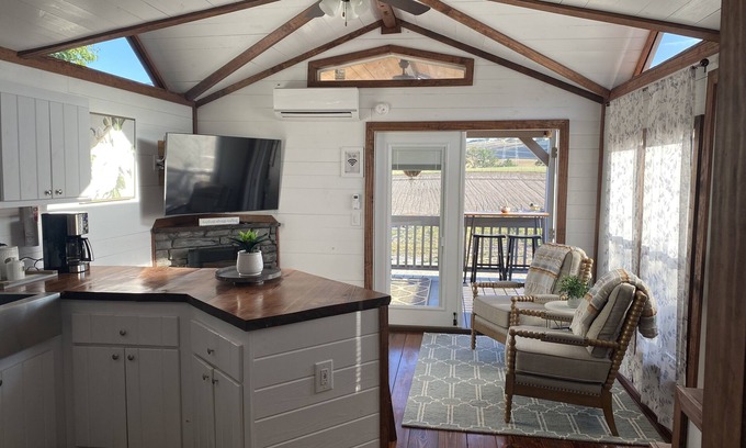 Templeton Casa | Vineyard Tiny House with Deck and Beautiful Views - Minutes Away From Downtown