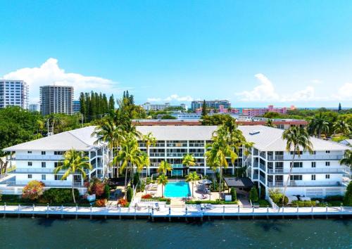 Boca Raton Apartamento | Serene Waterfront 2BR 2BA with Intracoastal Views, Pool, Balcony, Parking