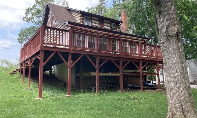 New Oxford Cabaña | Serene waterfront Log cabin home close to Gettysburg Kayak, fishing and deck