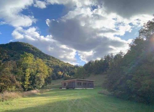 Valfin-sur-Valouse Chalet De Esquí | Serene Wilderness Getaway for 15 next to a historic castle