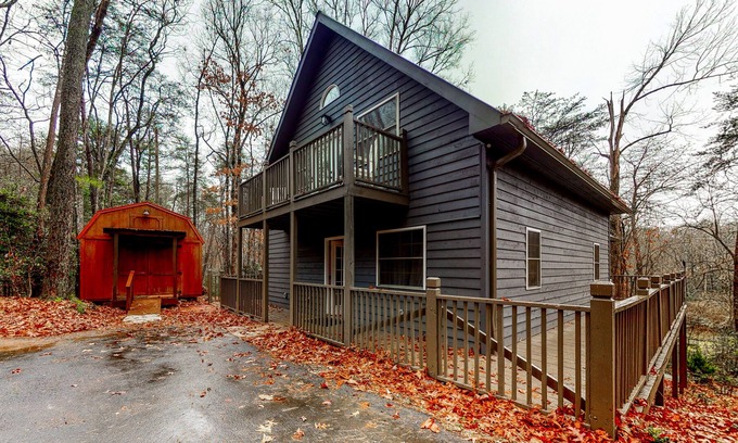 Clarkesville Cabina | Serene Wooded Escape near the Lake W/ Free WiFi, Wraparound Deck, & Balcony