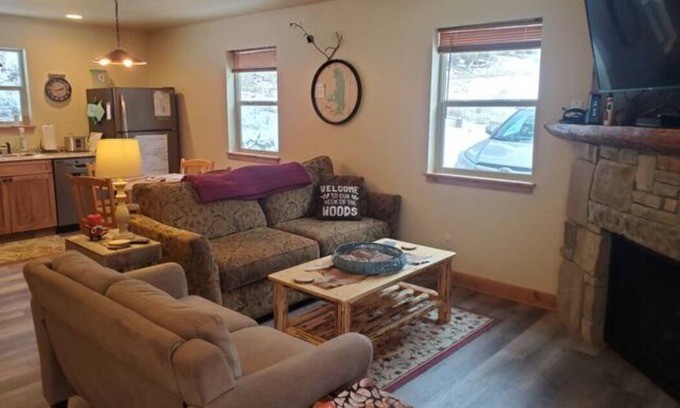 Lakeside Cabina | Serene Woodside Cabin: Modern Amenities in Nature