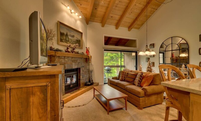 Carnelian Woods Casa | Serenidad: 2 dormitorios, 1. 5 BA Casa de pueblo en Carnelian Bay, capacidad para 5