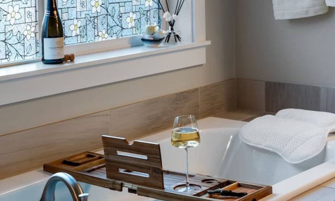 Bethany Casa | Serenity: a Luxe home near DT