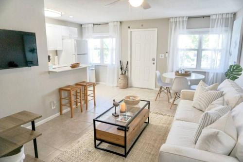 Palm Beach Shores Apartamento | Serenity at Seascape: Steps to the beach & Shops