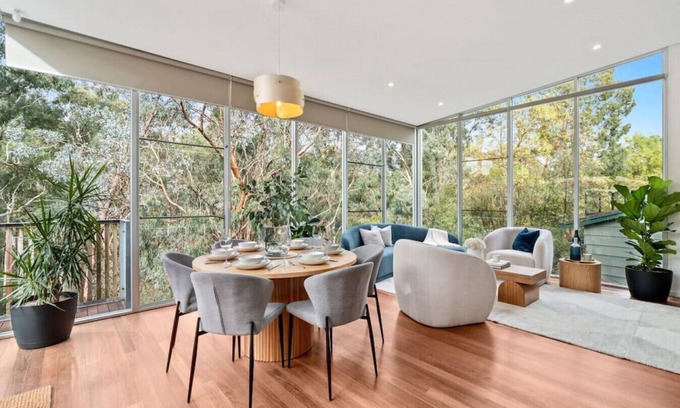 Doncaster East Casa | Serenity by the Creek - Luxury Retreat