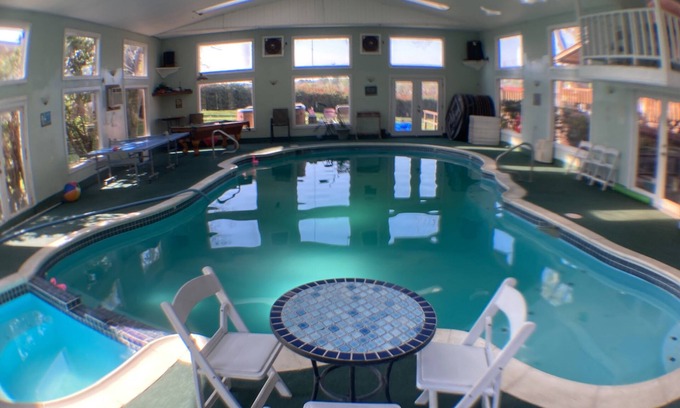 Willis Cabina | Lake Conroe Spacious Waterfront Retreat 8 BR, piscina cubierta climatizada, hoguera