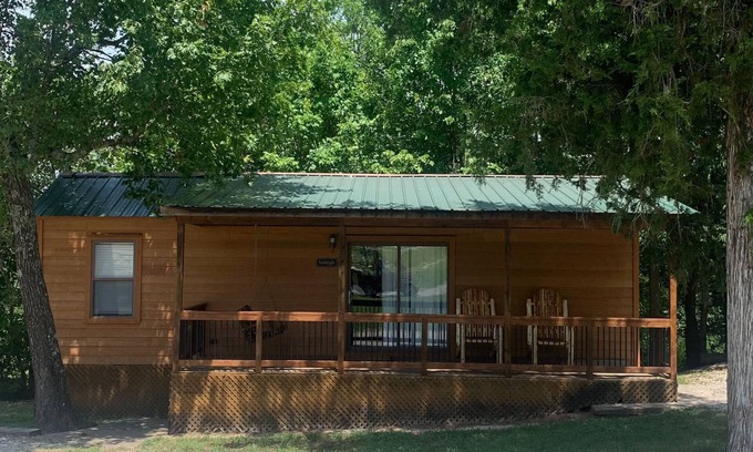 Branson Cabaña | Serenity Falls Cabin includes 2 bedrooms (1 with a queen size bed and 1 with a full size bed), 1 fut