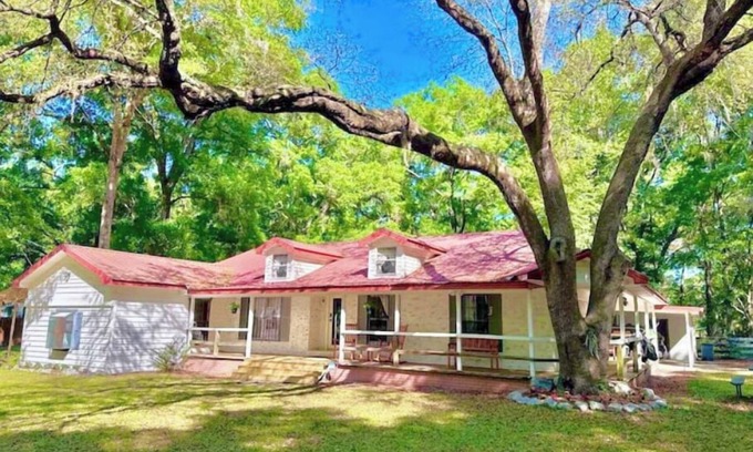 Fort White Cabina | Farmhouse near FL Springs. Cabin, game room, fire-pit, grill, pond, trampoline.
