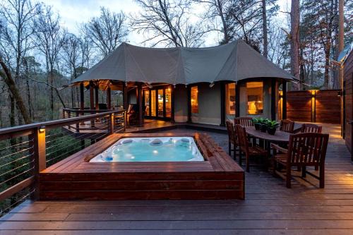 Mid America Otro | Serenity for Friends: Luxe Tented Cabin and Hot Tub Delight in Hot Springs, AR