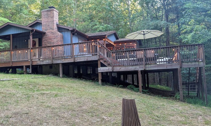 Bergton Cabina | Serenity Haven - dog-friendly cabin with grill, hot tub, firepit