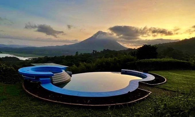 La Fortuna Casa | Nueva casa de vacaciones con magníficas vistas panorámicas y piscina.