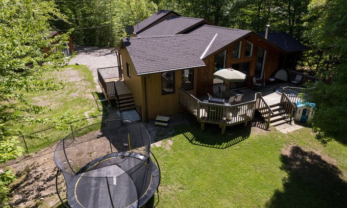 Haliburton Cabaña | Serenity Now! Beautiful Drag Lake. Beach, dock, hot tub and fire pit. Flat lot.