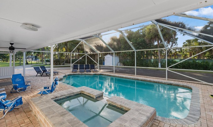 Haverhill Casa | Serenity of West Palm Beach - 5 bed 4 bath Heated Pool and Hot Tub - 3 mi PBI